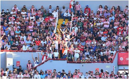 Liga MX: Barras de las Chivas entra al Estadio Victoria