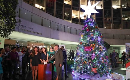 Senado se une a las fiestas decembrinas y encienden árbol de Navidad
