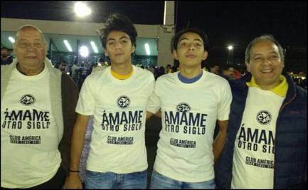 Regalan playeras en accesos del Estadio Azteca