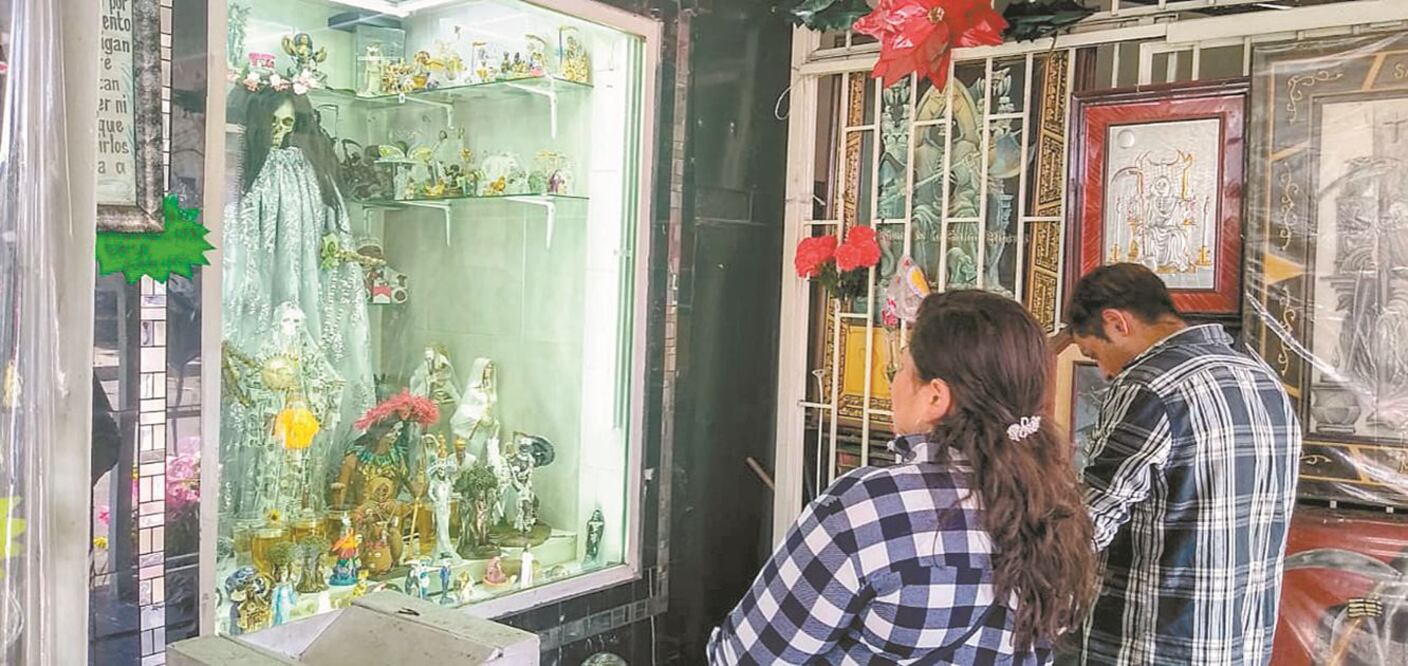 Creyentes de la Santa Muerte acuden al altar que en su honor se encuentra en la calle de Alfarería, en Tepito, donde le piden los proteja del Covid-19, aunque algunos aseguran que “hay que temerle más a los vivos que al virus”. JUAN ARVIZU. EL UNIVERSAL