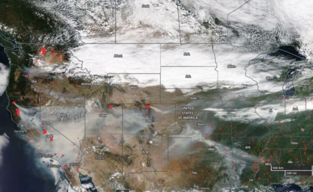 Humo de incendios ya cubre más de un millón de kilómetros cuadrados de EU; así lo captó un satélite de la NASA