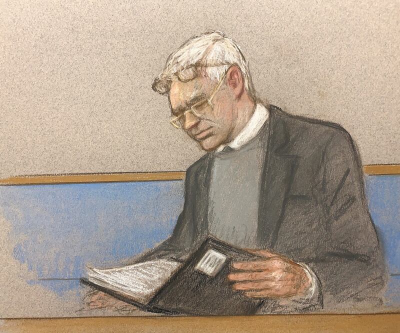 Futuro en juego. Julian Assange estuvo presente en la audiencia de ayer. Sereno, explicó que tiene problemas para concentrarse. JULIA QUENZLER. REUTERS