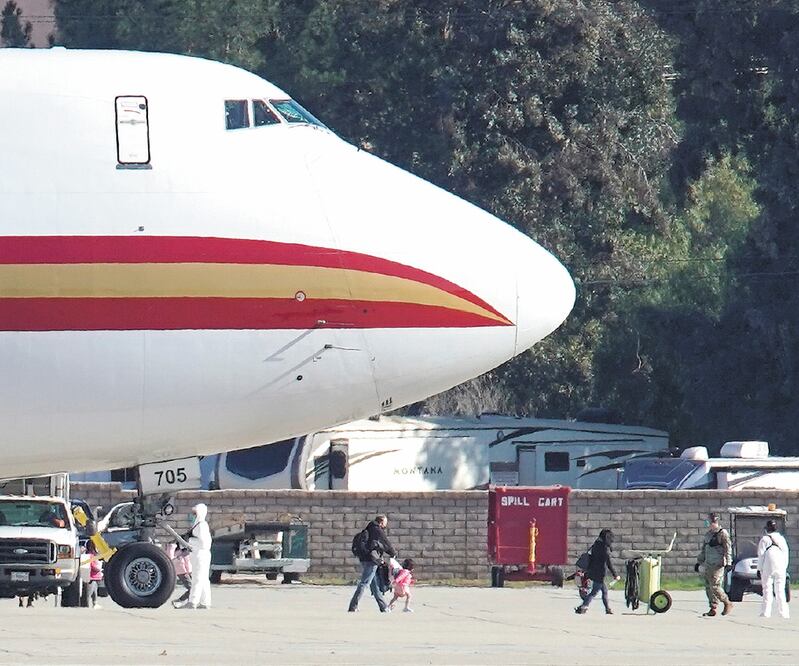 Estadounidenses que estaban en Wuhan, China, llegaron ayer a la Base de Reserva Aérea March Joint en Riverside, California. Foto: MIKE BLAKE. REUTERS
