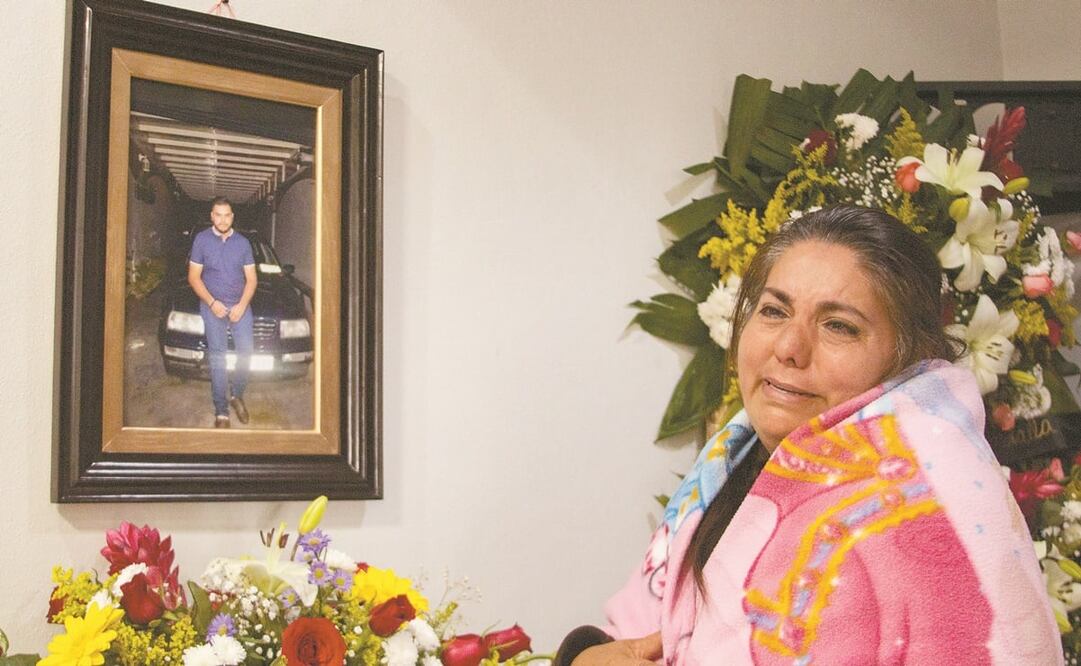 Adela Montes tiene el corazón destrozado. El lunes perdió a su hijo Ricardo, de 21 años, mientras que Héctor, de 15, está hospitalizado en estado grave. Fotos: CHARBELL LUCIO. EL UNIVERSAL
