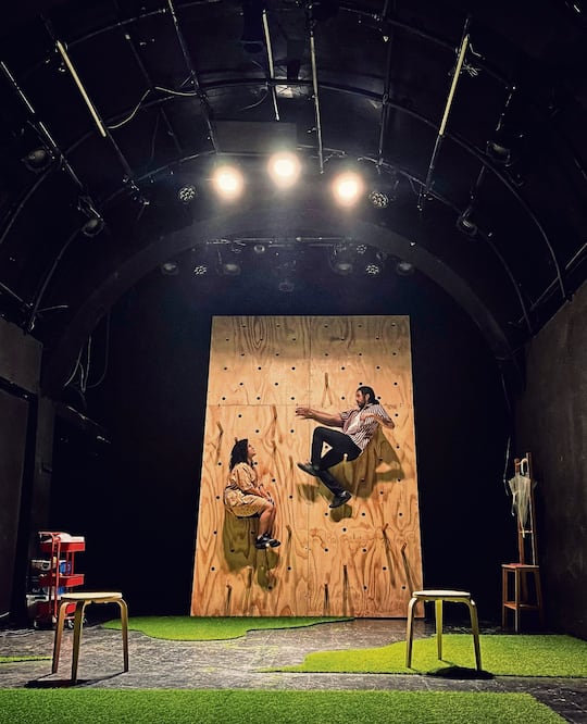 Los personajes de la obra son interpretados por Gabriela Guraieb y Raúl Villegas Román. Foto: Avistamiento de ballenas