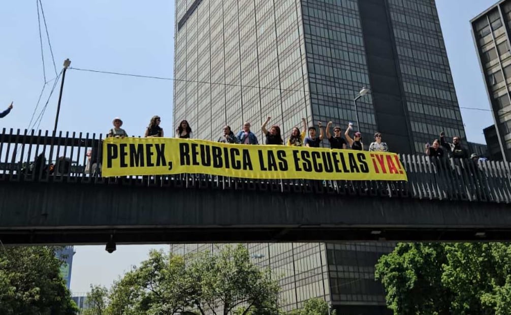 El 18 de mayo, los padres de familia viajaron a la Ciudad de México y protestaron en la Torre Ejecutiva de Petróleos Mexicanos. | Foto: Especial.