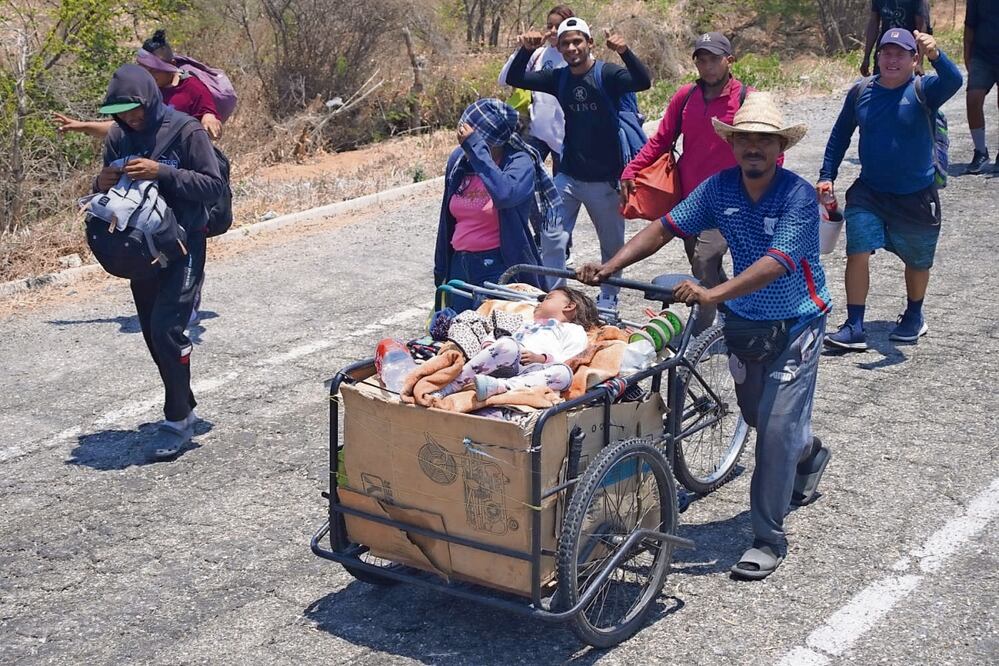 Niñas y niños migrantes aprenden a viajar en condiciones adversas; se estima que entre 300 y 500 van en el Viacrucis Migrante. Foto Especial