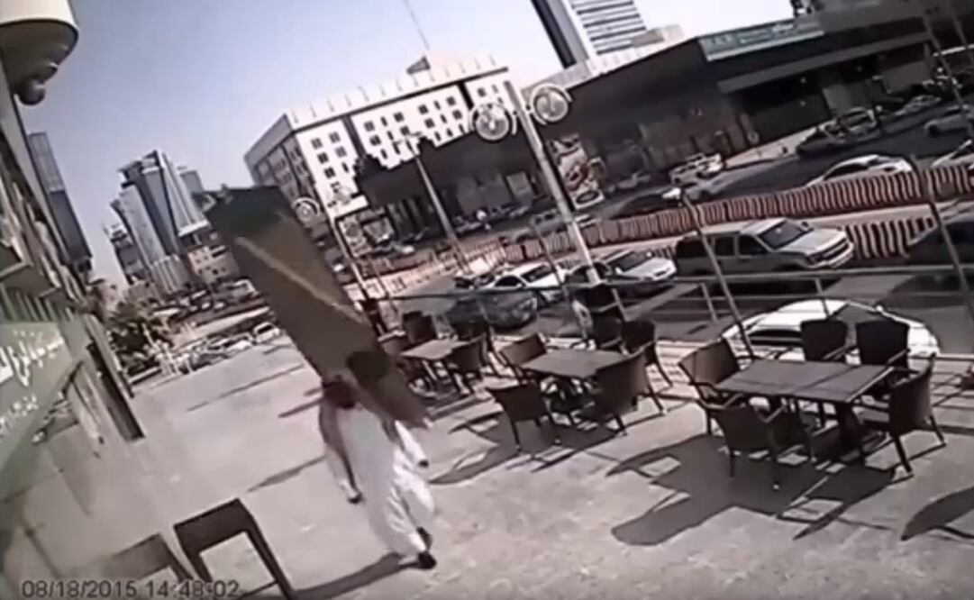 Hombre sobrevive tras caerle un vidrio de un edificio