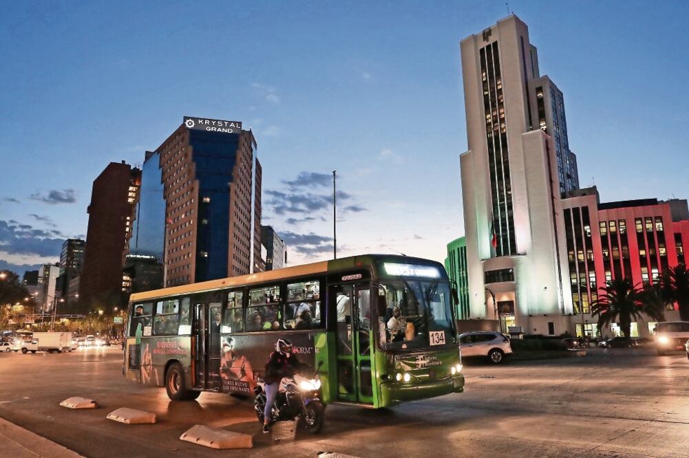 Luego de cuatro meses de negociaciones entre transportistas y funcionarios, ayer por la tarde se oficializó el alza en el transporte público concesionado con su publicación en la Gaceta Oficial de la Ciudad de México (VALENTE ROSAS. EL UNIVERSAL)