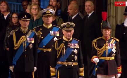 Rey Carlos III y sus hermanos velan el féretro de Isabel II en el palacio de Westminster