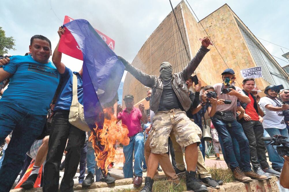 Estudiantes de la Universidad Nacional Autónoma de Honduras protestaron ayer contra el gobierno de Juan Orlando Hernández, en Tegucigalpa. Foto: ORLANDO SIERRA. AFP