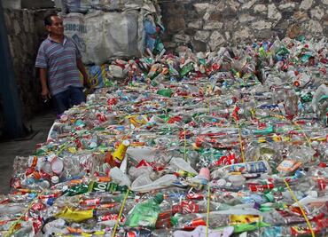 Enzimas, una posible solución a la contaminación por PET