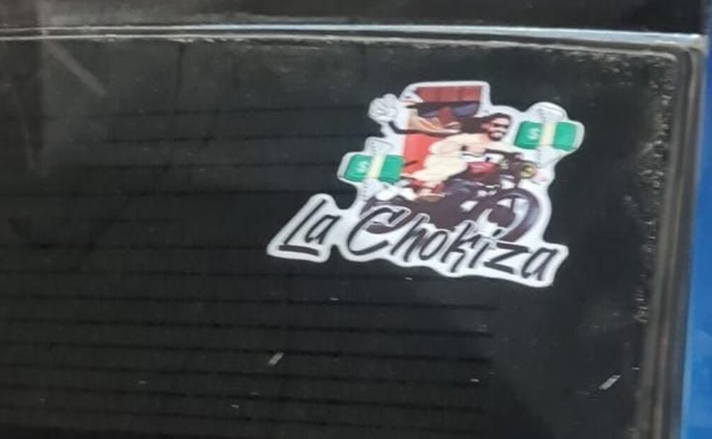El vehículo que aparentaba ser una patrulla, portaba en la parte trasera una insignia con la leyenda “La Chokiza”. Foto: Especial