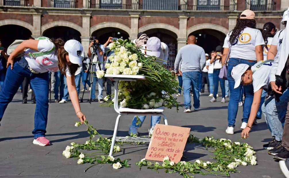 Frente al Palacio de Gobierno colocaron un pupitre donde pusieron rosas blancas en memoria de su compañera asesinada. Foto: Tony Rivera / EL UNIVERSAL