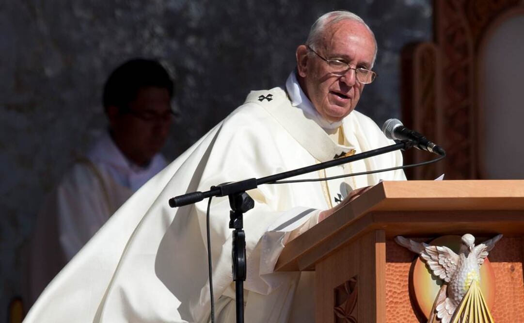 Luego de cambiarse en un lugar visto por muchos como imagen del consumismo, Francisco se dirigió al altar donde su mensaje central fue precisamente contra esa cultura (Foto: AP)