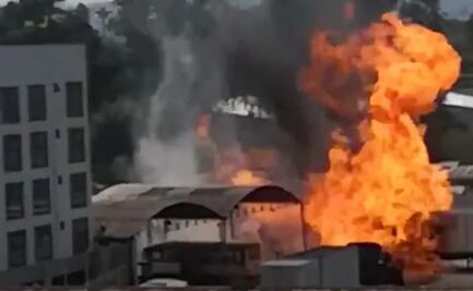 Reportan incendio y explosiones en Calzada de Tlalpan