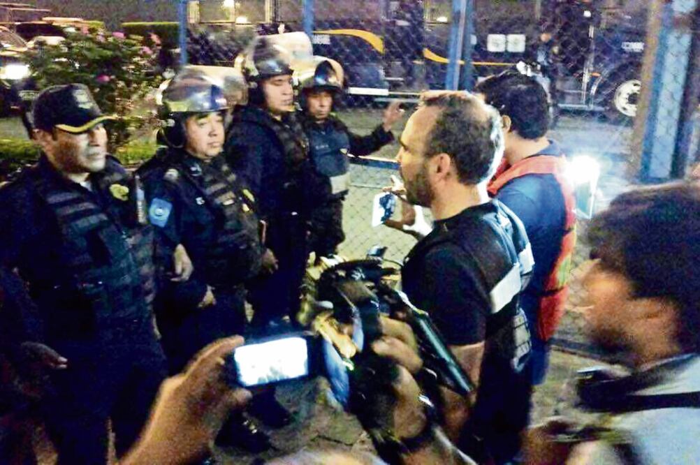 Más de 70 policías acudieron a la embajada estadounidense donde el ex city manager intentaba retirar vallas de la calle (ARCHIVO EL UNIVERSAL)