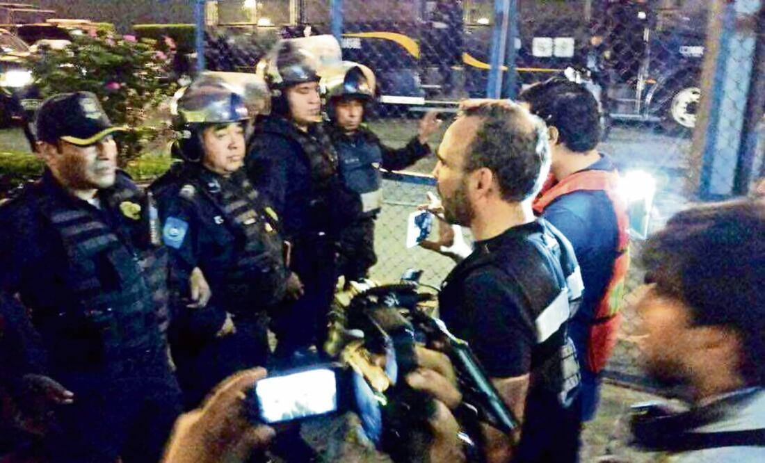 Más de 70 policías acudieron a la embajada estadounidense donde el ex city manager intentaba retirar vallas de la calle (ARCHIVO EL UNIVERSAL)