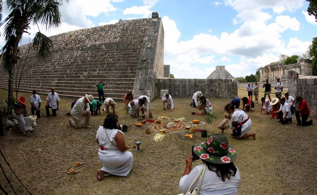 Semillas de cacao, maíz y calabaza; flores, frutas, pétalos, el sonar del caracol y un caparazón de tortuga fueron los elementos de la ceremonia ancestral. Foto: EFE