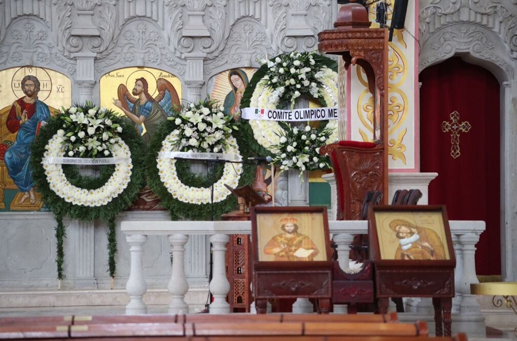 A la catedral de San Pedro y San Pablo, de Huixquilucán, comenzaron a llegar las condolencias y coronas para el servicio funerario. Foto: Ariel Ojeda/El Universal