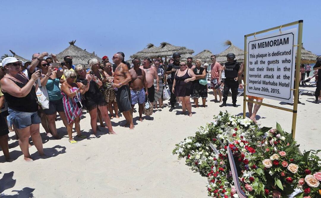 Turistas rindieron tributo a las víctimas de la matanza en Túnez. Foto: EFE/ Archivo