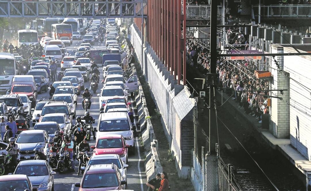 Luego de cerrar vialidades y que fueran retirados por policías, manifestantes marcharon hacia el Zócalo para seguir la protesta. Foto: GERMÁN ESPINOSA. EL UNIVERSAL