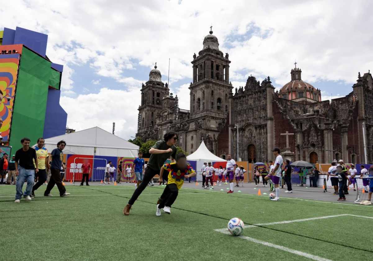 Mundial 2026 CDMX: Aficionados mexicanos y canadienses disfrutan del segundo día en el Fan Fest del Zócalo; pese a vallas, entrada es rápida