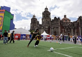 Mundial 2026 CDMX: Aficionados mexicanos y canadienses disfrutan del segundo día en el Fan Fest del Zócalo; pese a vallas, entrada es rápida
