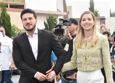 Samuel García y Mariana Rodríguez llegan a su casilla para emitir su voto