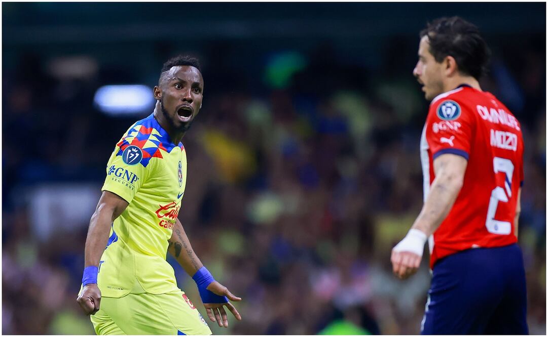 Julián Quiñones celebrando un gol de América ante Chivas frente a Alan Mozo / FOTO: Imago7