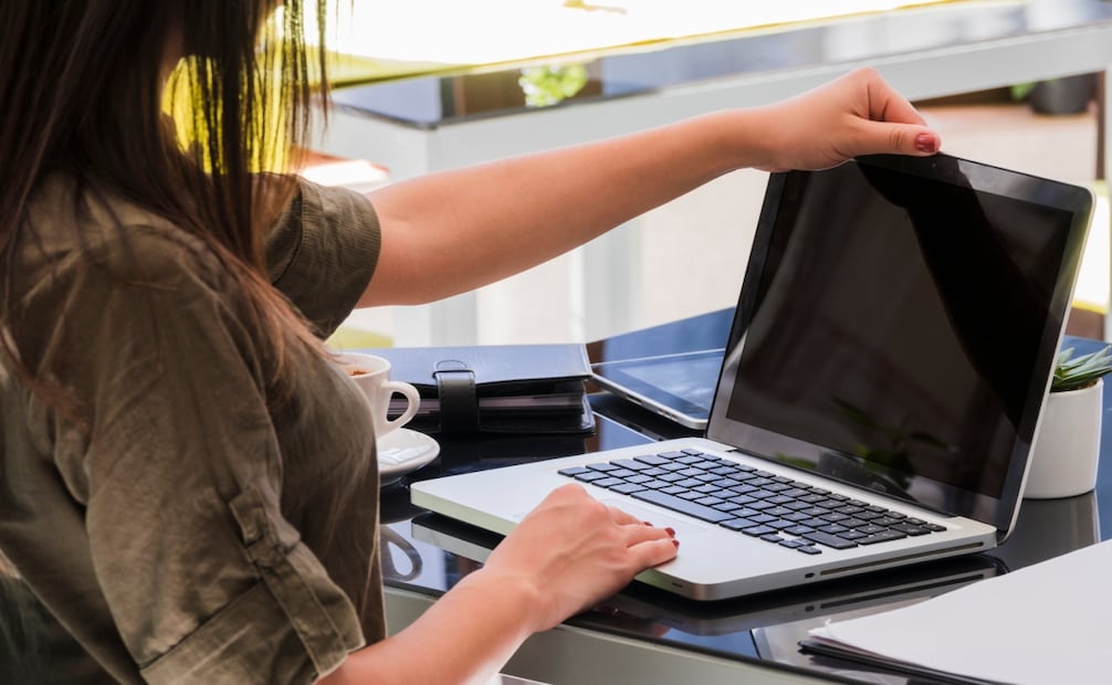 Sigue estos consejos de seguridad para proteger tu computadora de un hackeo al navegar en Internet. Foto: Freepik