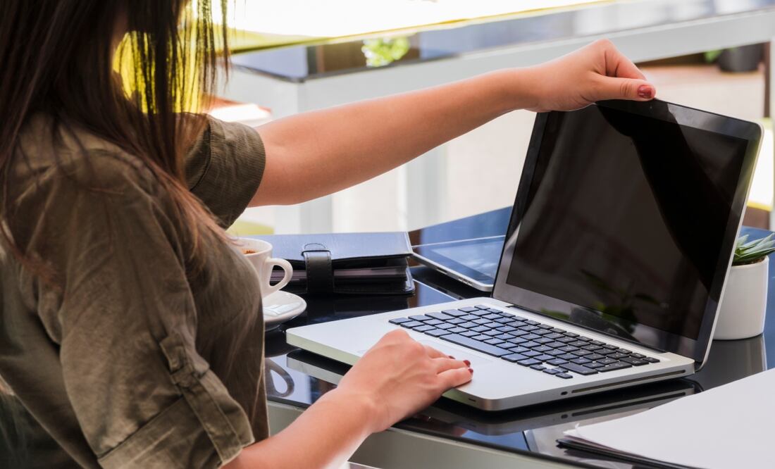 Descubre qué pasa si dejas tu computadora en reposo. Imagen: Freepik