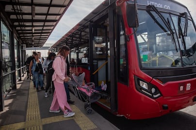 Detienen a mujer por presunto pinchazo en el Metrobús; víctima alertó a policías en la unidad