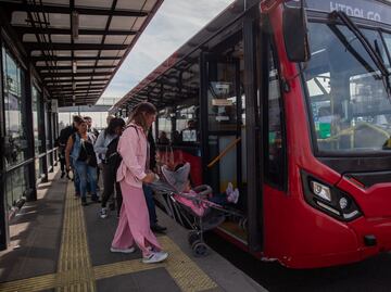 Detienen a mujer por presunto pinchazo en el Metrobús; víctima alertó a policías en la unidad