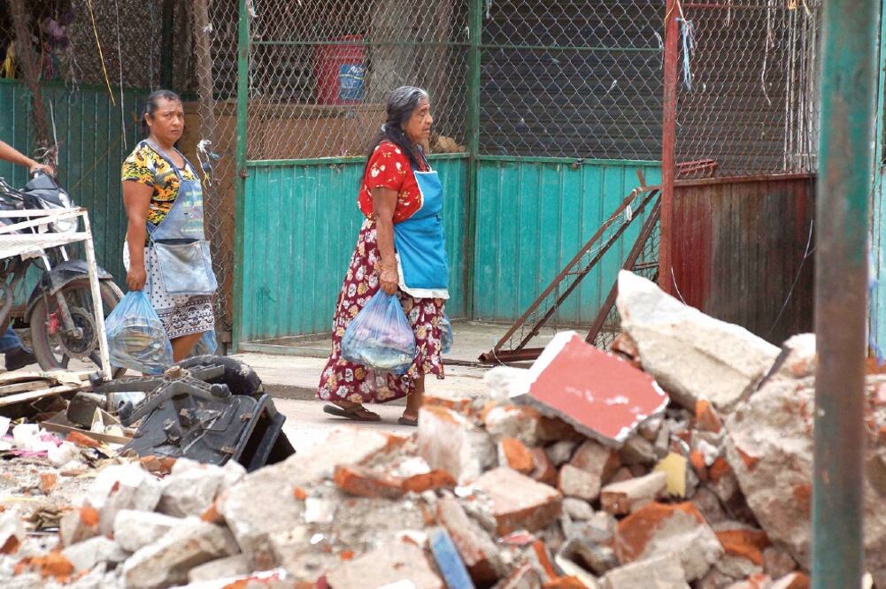 Los pronunciamientos en los estados surgen luego que a nivel federal los partidos anunciaron que darían sus recursos a favor de los damnificados. (EDWIN HERNÁNDEZ. EL UNIVERSAL)