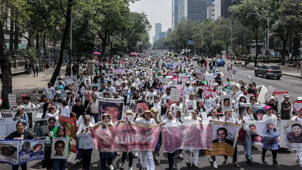 En el marco del día de la madre los colectivos de búsqueda marcharon rumbo al Ángel por las madres asesinadas y los desaparecidos donde exigieron justicia con flores, mantas y consignas
Yaretzy M. Osnaya / EL UNIVERSAL