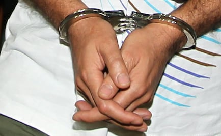 Lanza tiner a policía en los ojos para evitar arresto