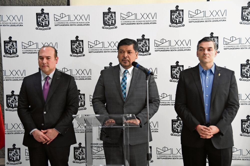 Arturo Salinas, titular del Poder Judicial estatal; Luis Enrique Orozco, gobernador interino por tres días, y Mauro Guerra, presidente del Congreso. Foto: Emilio Vásquez / EL UNIVERSAL