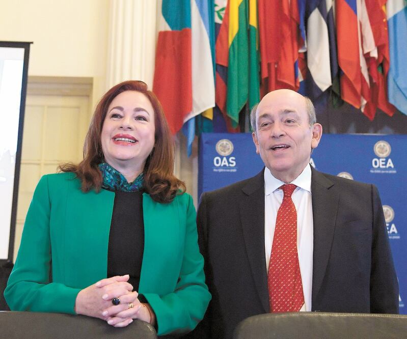 Los aspirantes al puesto de secretario general de la OEA, María Fernanda Espinosa y Hugo de Zela, ayer en Washington. Foto: RAMI AL SAYED. AFP