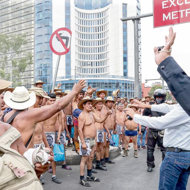 Los trabajadores del campo se manifestaban contra el exgobernador de Veracruz Miguel Ángel Yunes, mientras que los trabajadores exigían aumento salarial homologado a la UNAM. DIEGO SIMÓN SÁNCHEZ. EL UNIVERS