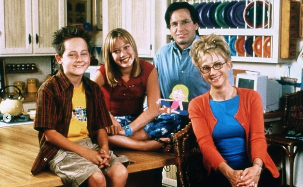 Hilary Duff comparte foto del elenco de la serie "Lizzie McGuire" para despedir al actor Robert Carradine, su padre dentro de la historia.