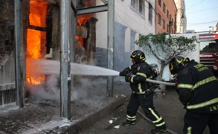 Se registra incendio en predio abandonado del Centro Histórico; bomberos controlan el fuego