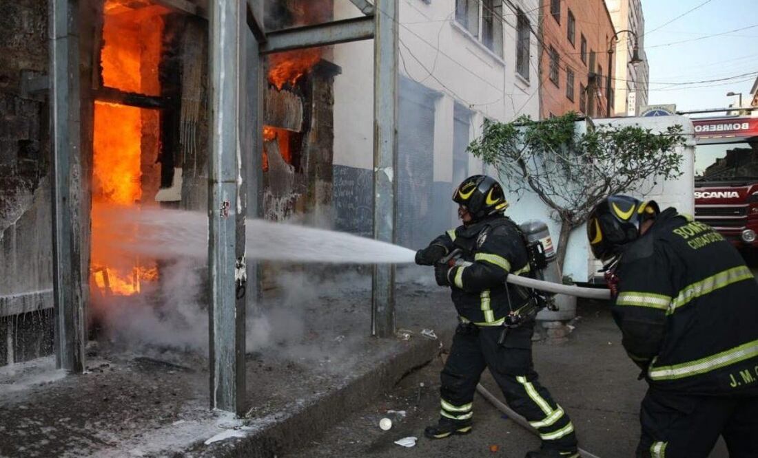 Se registra incendio en predio abandonado del Centro Histórico; bomberos controlan el fuego. Foto: Especial