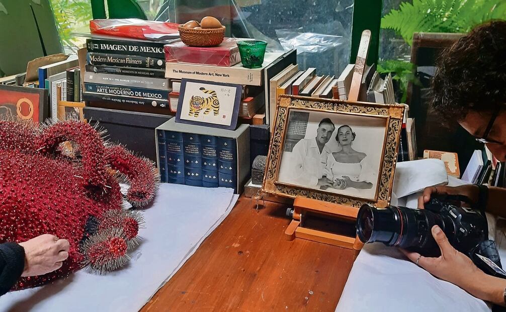 Las hermanas Figueroa se rodean de inspiración con piezas de arte, bocetos
y libros. La Enciclopedia Diderot (al centro) es clave en sus procesos. Foto: Frida Juárez Bautista / EL UNIVERSAL