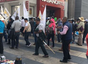 Campesinos regresan a plantón frente a Segob