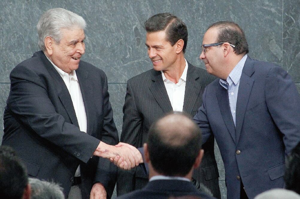 El presidente Enrique Peña Nieto, Carlos Aceves, líder de la CTM, y Alfonso Navarrete, secretario del Trabajo, durante ceremonia por el Día del Trabajo (ARIEL OJEDA. EL UNIVERSAL)