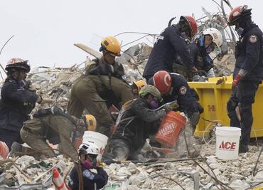 Suman 12 los muertos del derrumbe en edificio de Miami; hay 149 desaparecidos