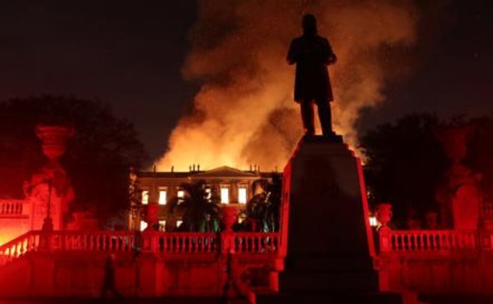 Incendio consume Museo Nacional de Río de Janeiro