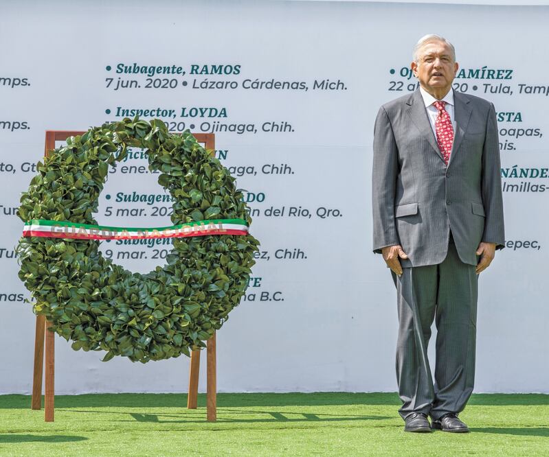 El presidente Andrés Manuel López Obrador encabezó ayer la ceremonia por el primer aniversario de la Guardia Nacional. SERGIO TAPIA. EL UNIVERSAL