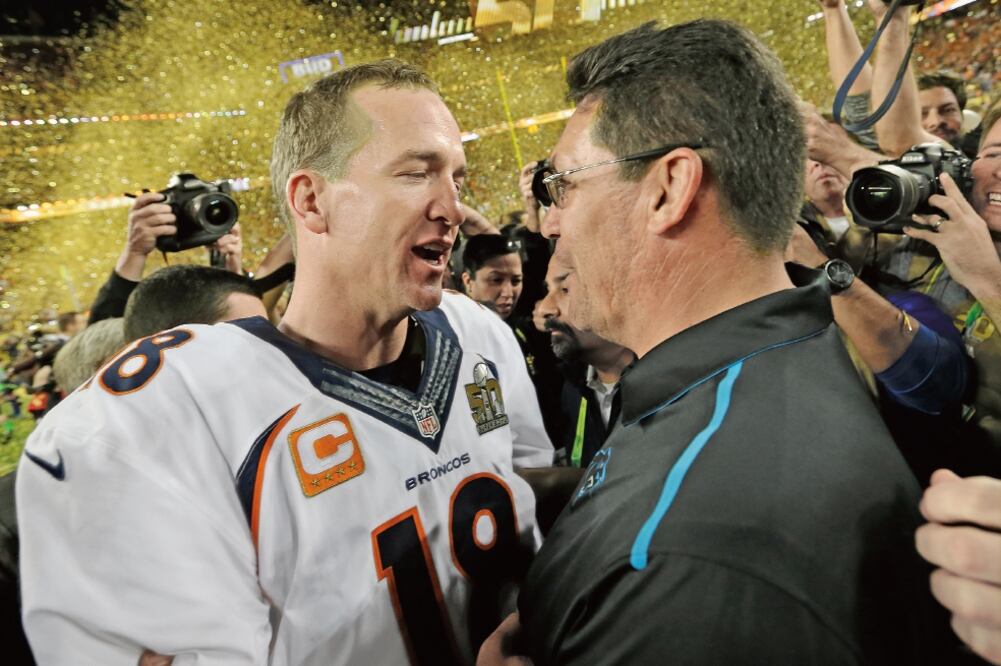 El coach Ron Rivera (der.) puso como ejemplo de superación a 'Broncos' (DAVID J. PHILLIP. AP)